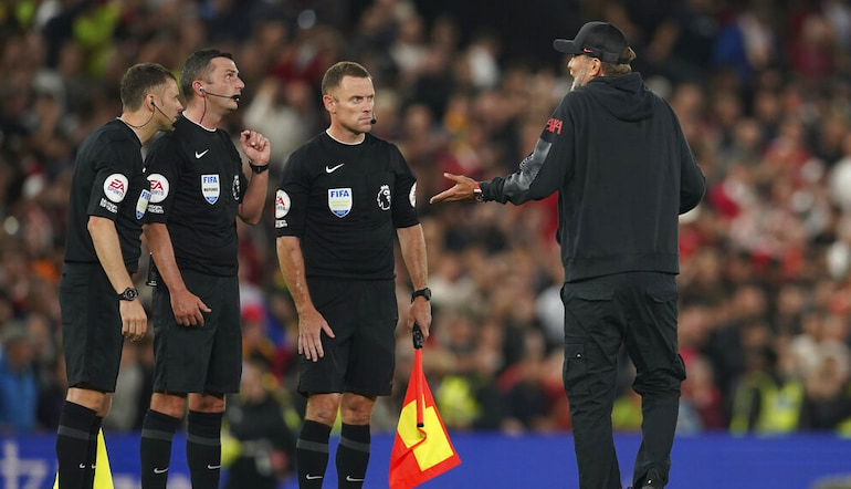 Jurgen Klopp argues with referee
